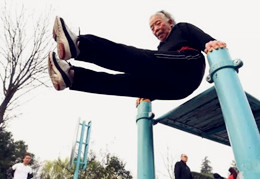 连续锻炼8年、能在双杠上上下翻飞，85岁的她是如何做到的？