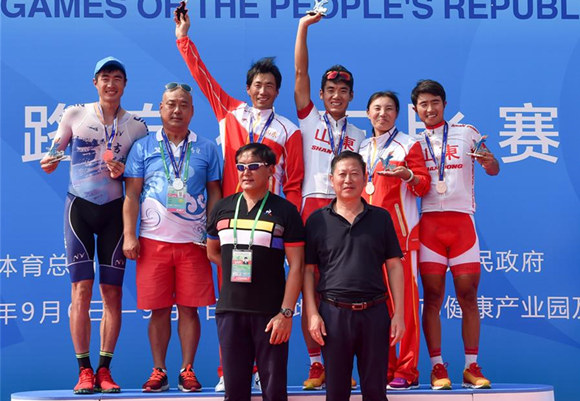 高清组图：全运会公路自行车男子公路个人赛颁奖仪式，山东队选手马光通夺冠