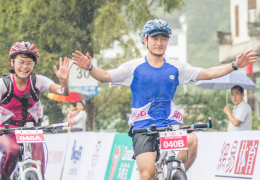 首届中国徽州崃淂国际赛开幕，200名选手雨中开骑
