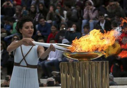 平昌冬奥会圣火交接仪式在雅典举行，圣火将在韩国开启为期100天的传递