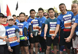 乐山马拉松(127)|乐山交警自发组团护跑：不为名次，只为完成护跑使命