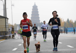 首届中国马拉松摄影大赛评选结束，百幅作品入围