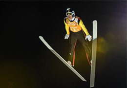 冰雪运动百科⑤|跳台滑雪：身体与滑雪板成锐角，沿抛物线在空中飞行