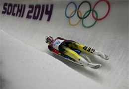 冰雪运动百科⑦|无舵雪橇：运动员仰躺在雪橇上，双脚朝前迅速滑下1000至1500米的滑道