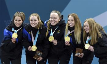 冰壶——瑞典队获女子冰壶比赛冠军