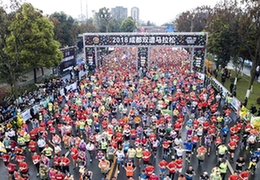 三万人参加2018成都双遗马拉松，女子全马冠军归属中国姑娘