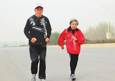 傳奇！91歲的他依然奔跑，86歲老伴隨他參賽