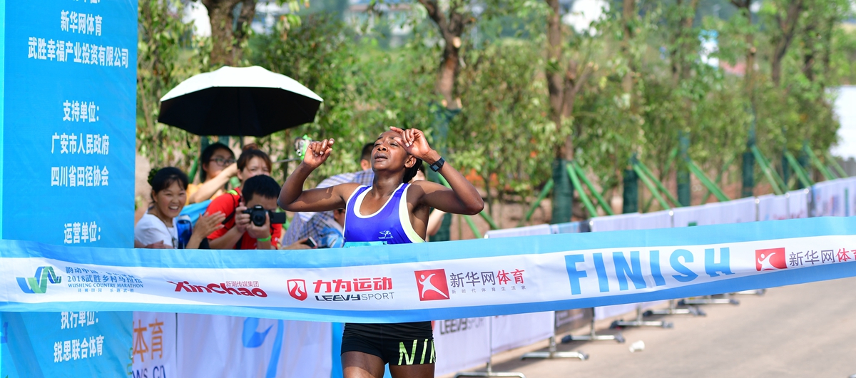 武胜乡村马拉松女子半程项目肯尼亚选手夺冠，中国选手获得第三名