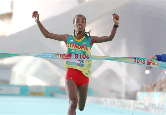 1小時06分11秒！這是新的女子半程馬拉松世界紀錄