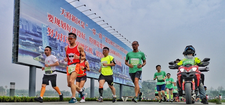 天府半马(45)|全国首个公园城市马拉松在天府新区鸣枪开赛，中国选手获男子半程二、三名