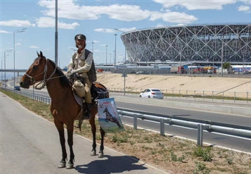 骑马6500公里，漫游6座世界杯举办城市的 “华侨骑士”轰动俄罗斯