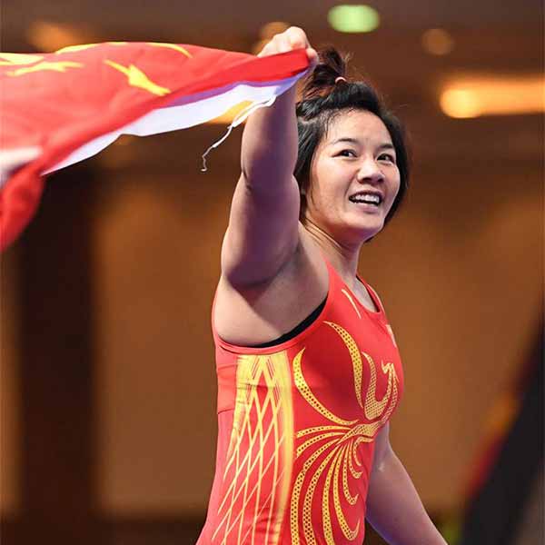 女子自由式摔跤76公斤級：中國選手周倩奪冠