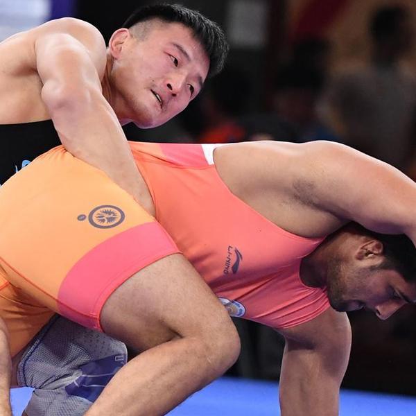 亞運會摔跤——男子古典式97公斤級四分之一決賽：中國選手肖棣戰勝印度選手
