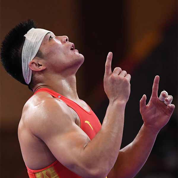 男子古典式77公斤级中国选手杨斌获铜牌