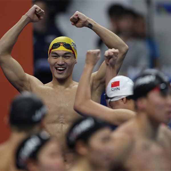 男女4X100米混合泳接力：中国夺冠
