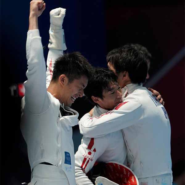 日本队夺得男子重剑团体冠军