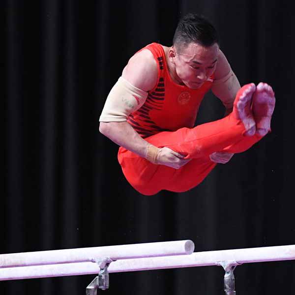 中國選手鄒敬園奪得男子雙杠冠軍