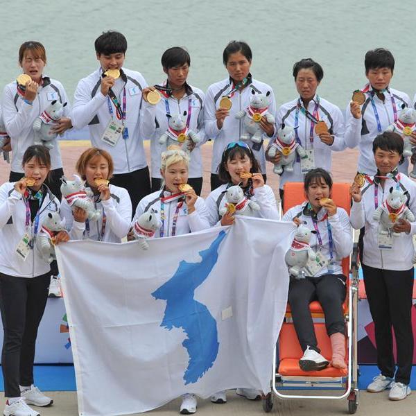 朝韩联队获女子500米龙舟竞速冠军