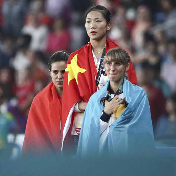 女子800米颁奖仪式举行