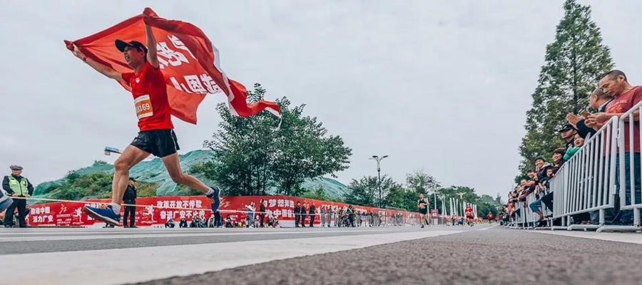 2018广安红马开赛，现场“红色元素”十足