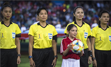 中国裁判亮相女足赛场
