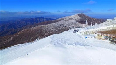 许小蕊)连日来,在北京市延庆区的万科石京龙滑雪场,72名延庆区冬奥