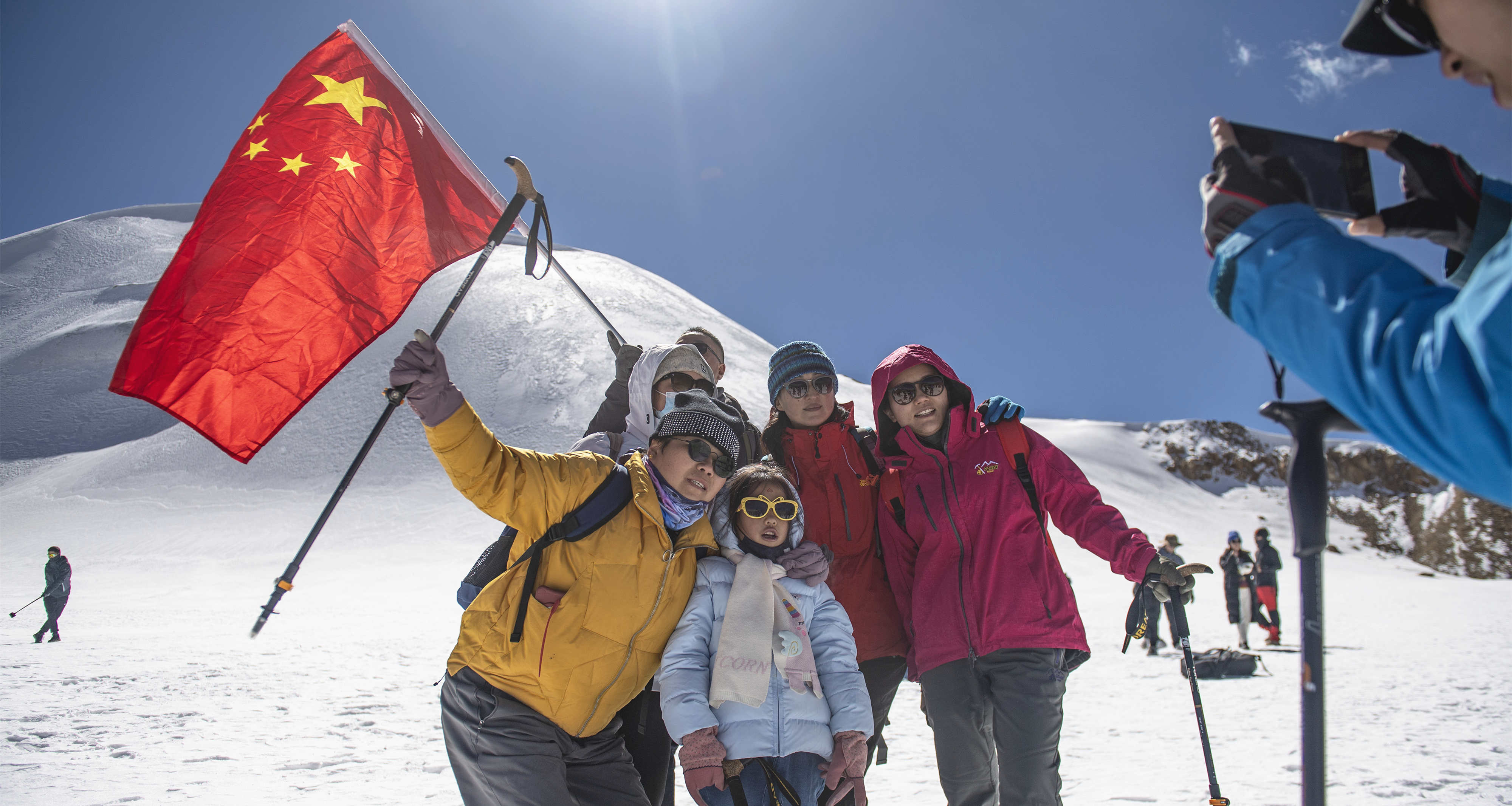 走近冬奥|全民健身——助力冬奥会 西藏开展群众登山体验活动