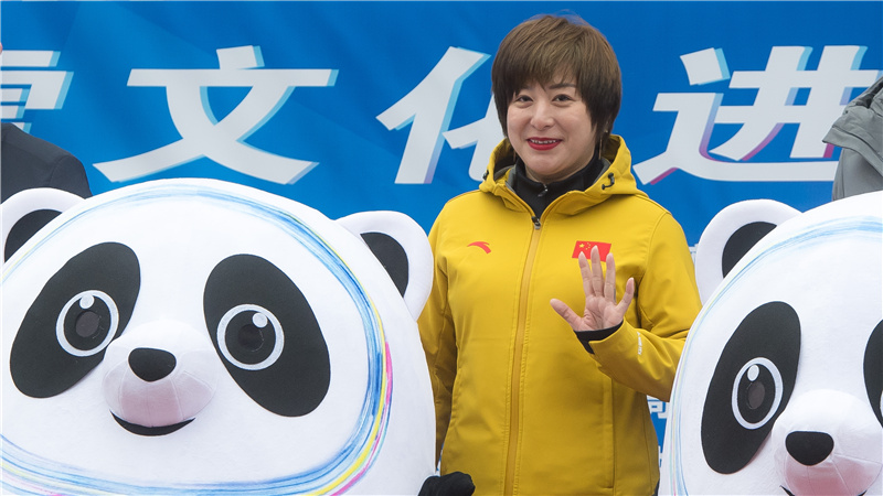 世界冠军郭丹丹在武汉推广冰雪运动