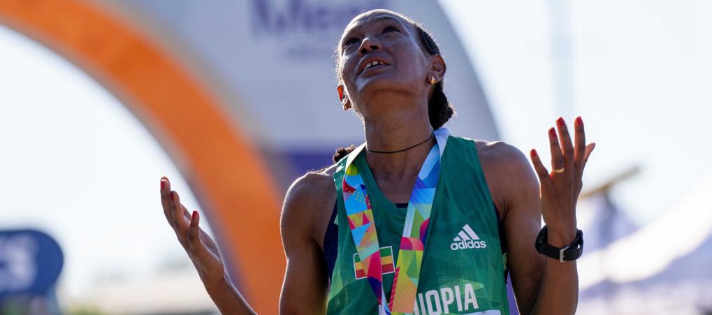 女子马拉松埃塞俄比亚选手格布雷斯拉瑟创新的世锦赛纪录