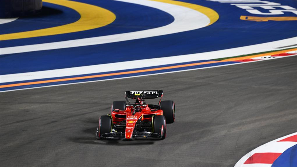 F1新加坡大奖赛：塞恩斯夺杆位