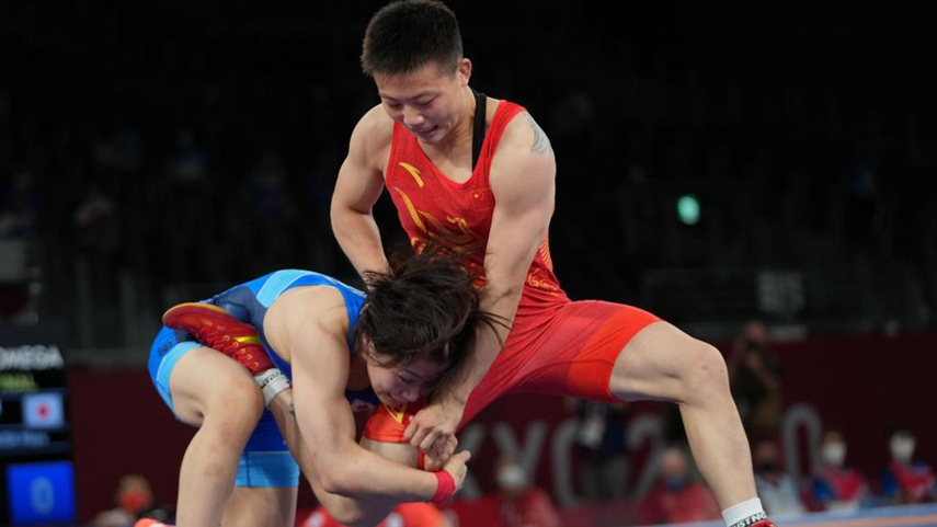 摔跤女子自由式53公斤级：中国选手庞倩玉获得银牌