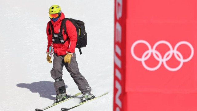 高山滑雪男子滑降比赛因天气原因延期举行