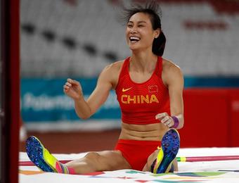 女子撑竿跳：李玲两次刷新纪录夺冠