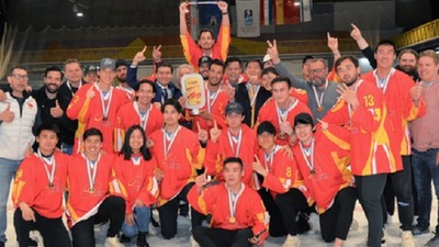 中国男子冰球队世锦赛全胜夺冠重返甲级