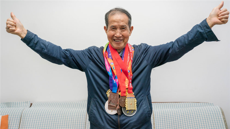 “86岁，依然能跑，依然在跑”——2022北京马拉松最后一名完赛者的故事