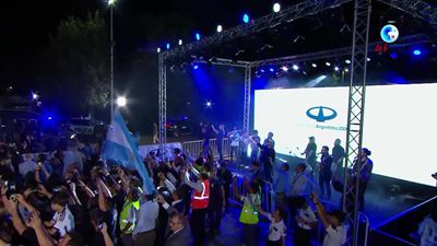 全球连线 | 世界杯冠军阿根廷队乘专机回家 获过水门礼遇