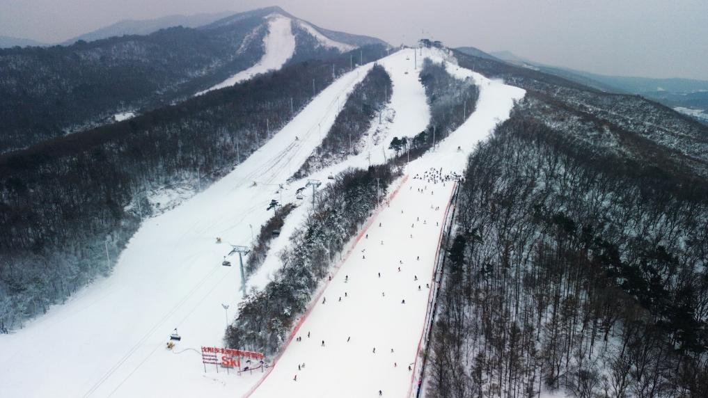 辽宁省滑雪场“开板” 喜迎新雪季